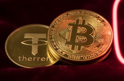 Goldene Bitcoin, Ethereum und Tether M&uuml;nzen auf dunkelrotem Samt - Krypto Einzahlung im Casina Casino